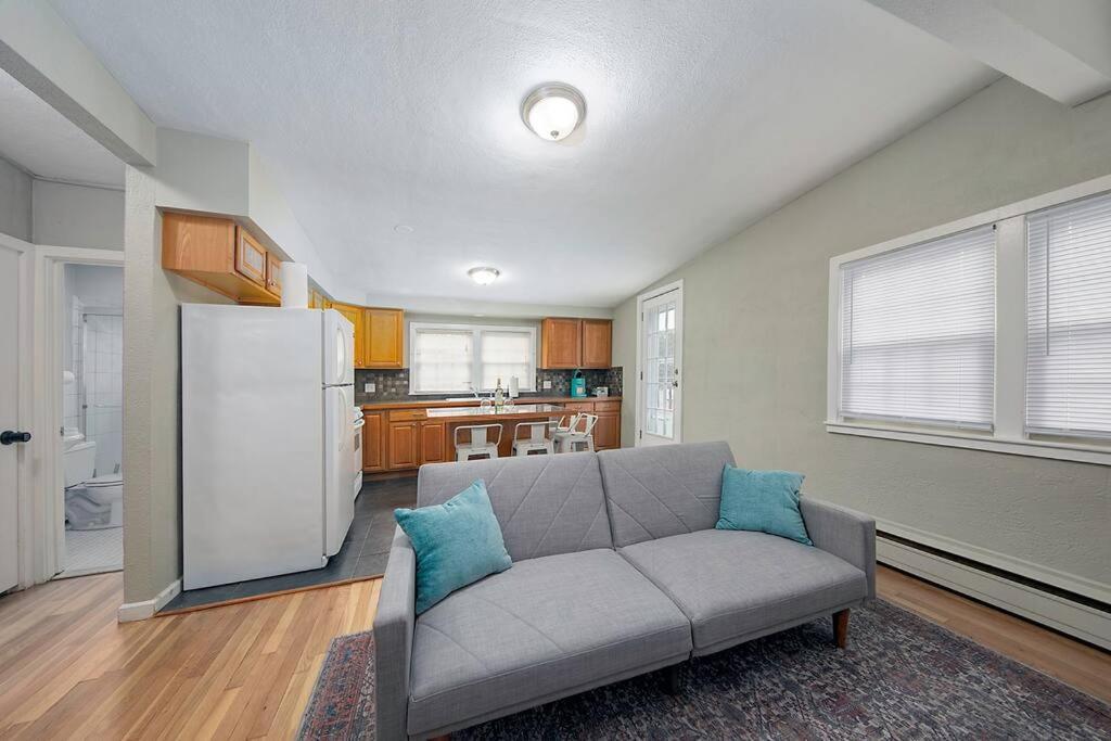 Couples And Lovers Meet Your Needs In One Location * Marblehead