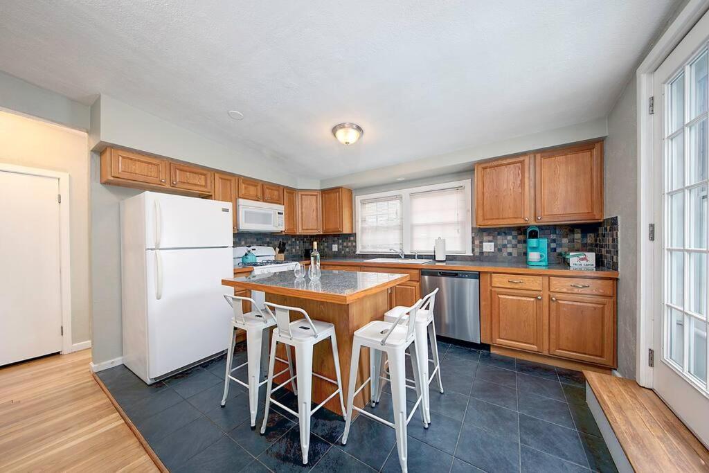 Couples And Lovers Meet Your Needs In One Location Apartment Marblehead