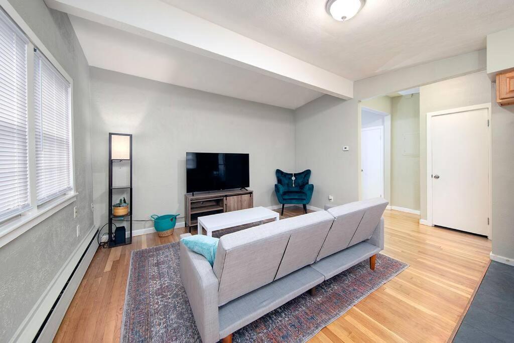 Couples And Lovers Meet Your Needs In One Location Apartment *