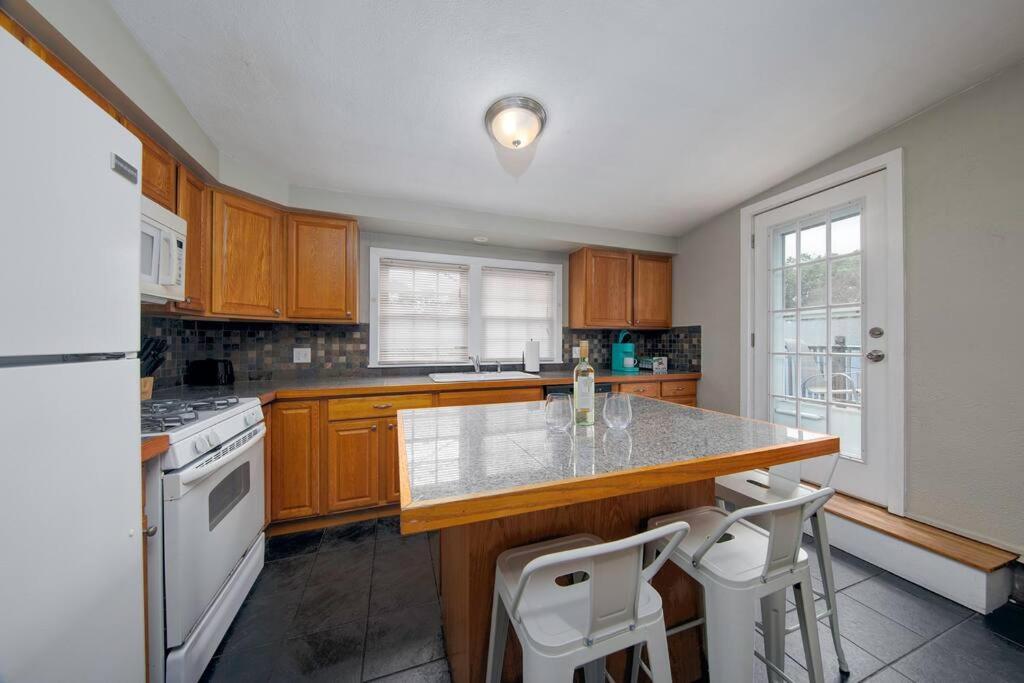 Couples And Lovers Meet Your Needs In One Location Apartment Marblehead