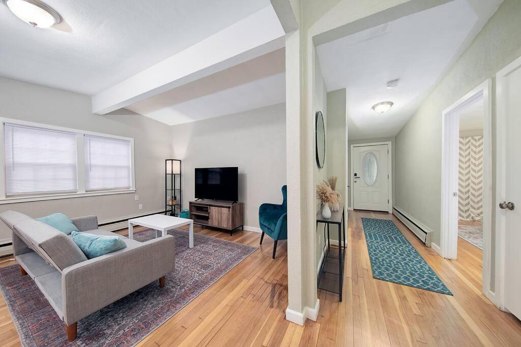 Couples And Lovers Meet Your Needs In One Location Marblehead