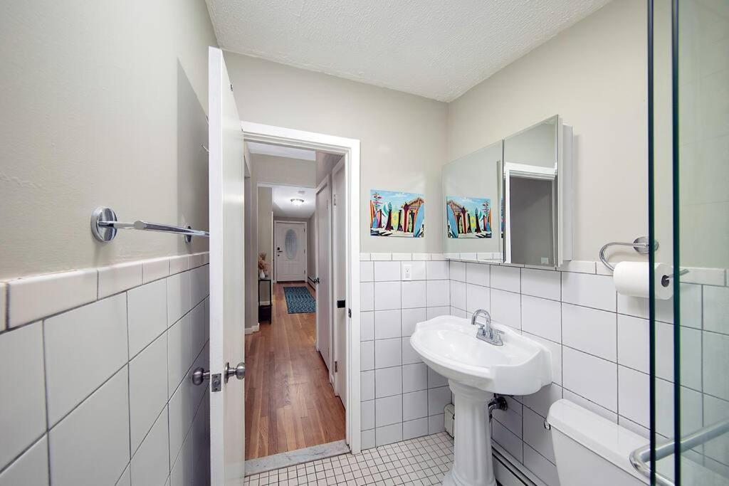 Apartment Couples And Lovers Meet Your Needs In One Location