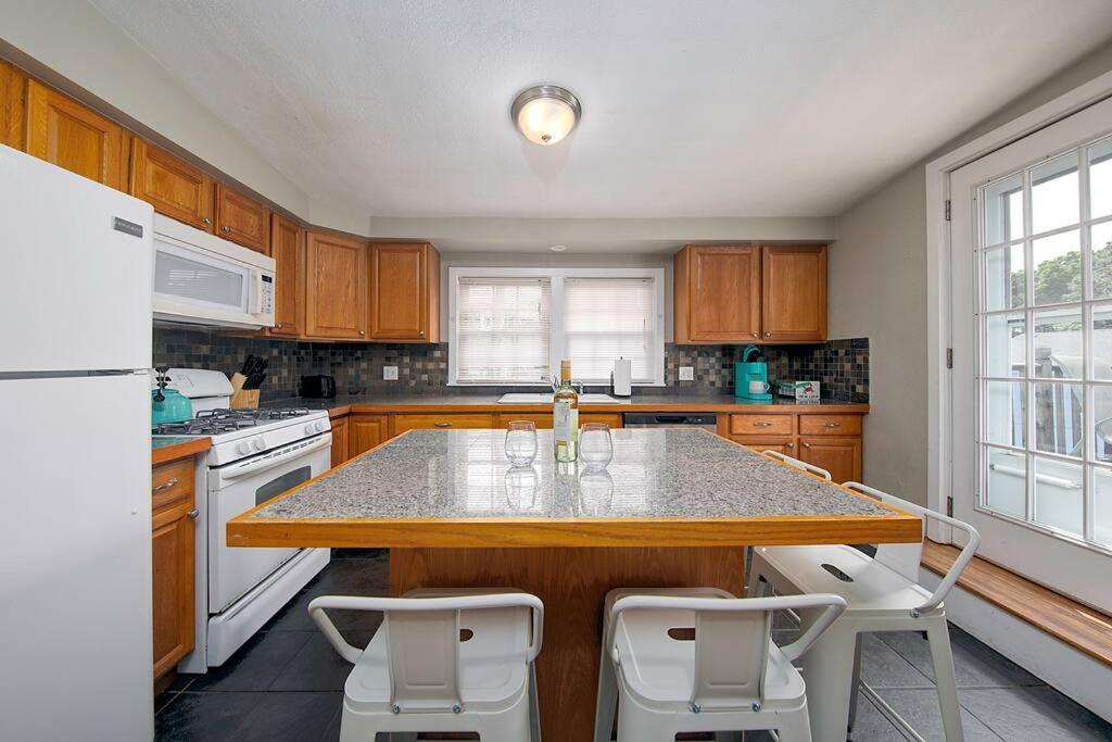 Couples And Lovers Meet Your Needs In One Location Marblehead