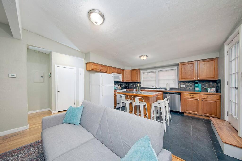 Couples And Lovers Meet Your Needs In One Location * Marblehead